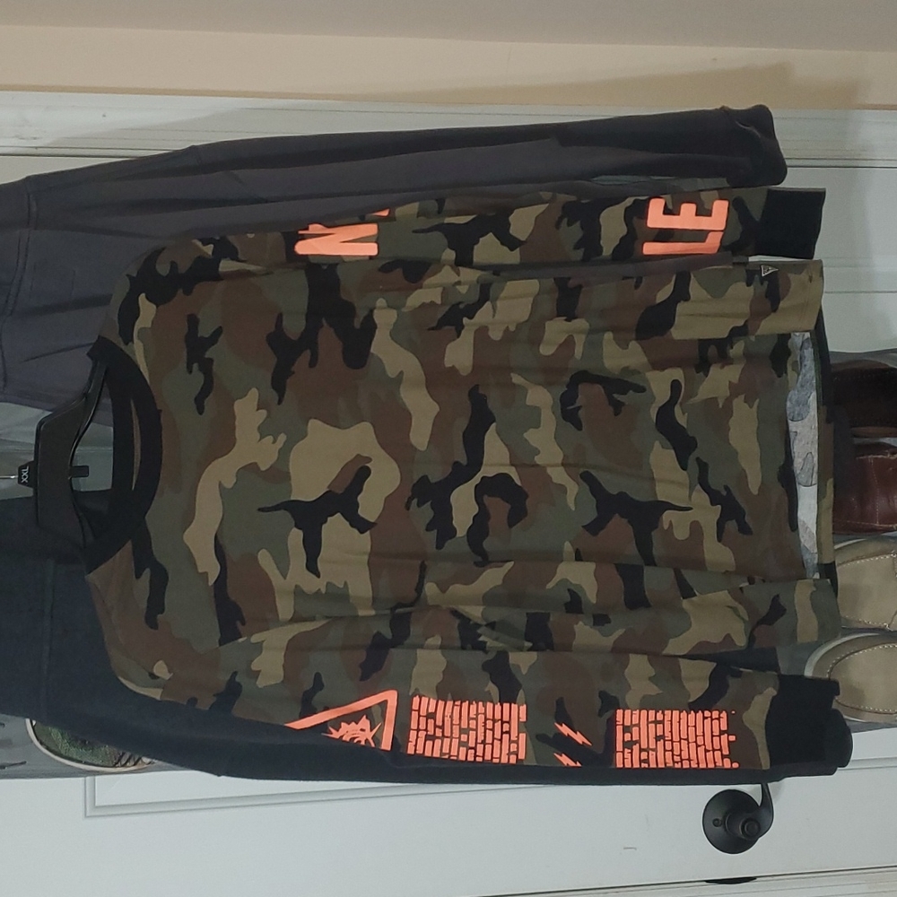 Guess designer graphic tee